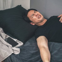 胸の痛みに苦しむ男性：過労と熱中症による体調不良の写真