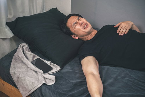 胸の痛みに苦しむ男性：過労と熱中症による体調不良