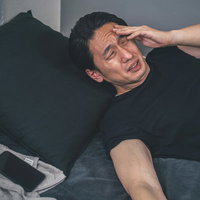 頭痛がひどくて目眩がする男性の写真