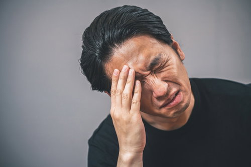 思い出そうとしても思い出せない時の頭痛に悩む男性