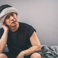 暑さで汗がとまらないハチマキを巻いた男性の写真