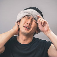 頭にタオルを巻いても汗が垂れてくる男性の熱中症対策の写真