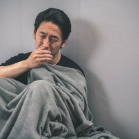 夏風邪で咳がとまらない男性の写真