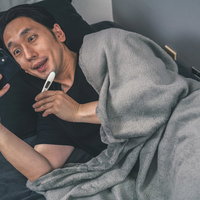 風邪を引いても配信は欠かさないYouTuber男性の写真