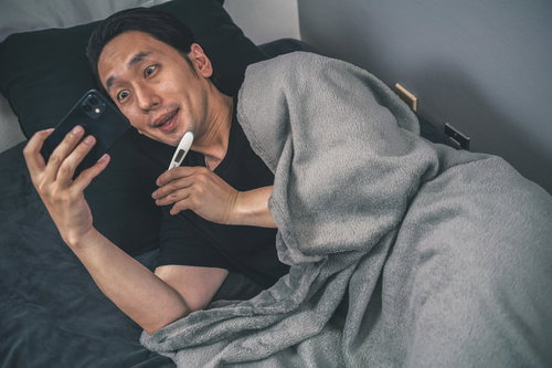 風邪を引いても配信は欠かさないYouTuber男性