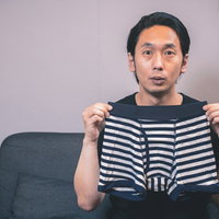 パンツの日にボクサーブリーフをもらって驚く男性の写真