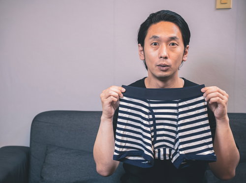パンツの日にボクサーブリーフをもらって驚く男性