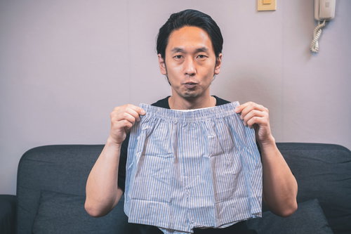 トランクス派をアピールする男性のポートレート