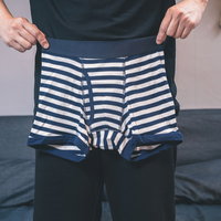 ボクサーブリーフのサイズを確認する男性の下着選びの写真