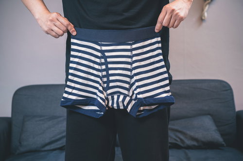 ボクサーブリーフのサイズを確認する男性の下着選び