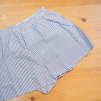 木の机に置かれたストライプ柄のトランクス一枚の写真