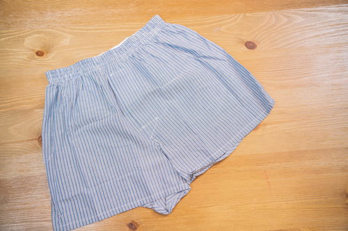 木の机に置かれたストライプ柄のトランクス一枚