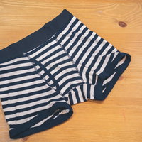 新品のボクサーブリーフ、ネイビーとホワイトのストライプ柄の写真