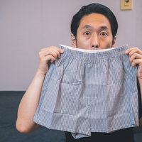 下着（トランクス）のにおいを嗅ぐ男性の写真