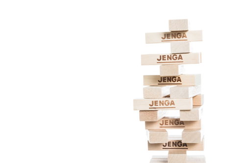 ギリギリバランスを保つジェンガの木製ブロックタワー