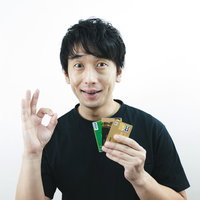 すべてクレジットカード決済でOK!両手でサインする男性の写真