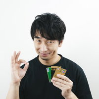 クレジットカードの種類はどれでもOK、右手でOKサインを出す男性の写真