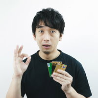 クレジットカードを持ってOKサインをする男性の写真