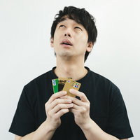 クレジットカードの利用限度額に達して上の空になる男性の写真