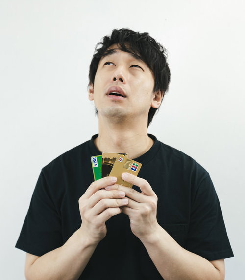 クレジットカードの利用限度額に達して上の空になる男性