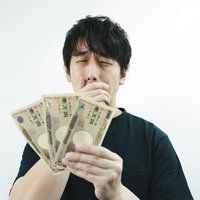 まさかのボーナス現金手渡しで感激する男性の写真