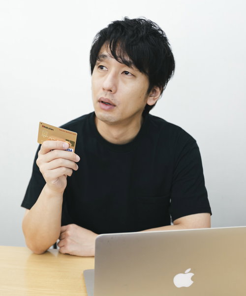 その支払いをクレジットカードで決済する男性