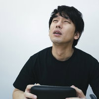 生活が苦しい男性の困った表情の写真