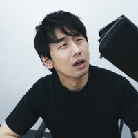 財布すっからかんの無一文男子が困った表情で空の財布を見つめるの写真