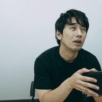 給料日まであと10日以上あるのか...と悩む生活苦の男性の写真