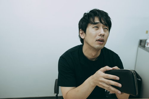 給料日まであと10日以上あるのか...と悩む生活苦の男性