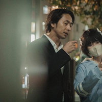 中年男性がマスク女子と屋内で交渉している様子の写真