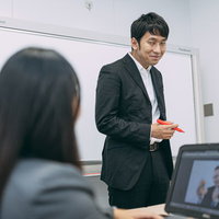 そのサイト、実は俺も載ってるよ。スーツ姿で会議室プレゼン中の男性の写真