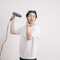 ドライヤーでブローする爽やか男子の髪セットの写真