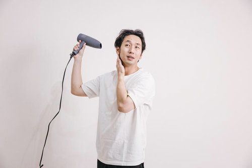 ドライヤーでブローする爽やか男子の髪セット