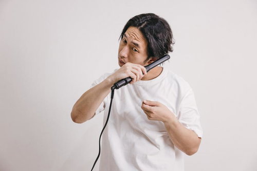 ヘアアイロンで髪の毛をストレートに