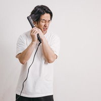ヘアアイロンで火傷して痛がる男子生徒の顔の写真