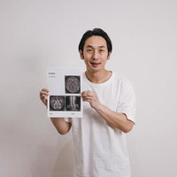 健康診断で脳ドッグのMRI画像を確認する男性の写真