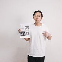 肺のCT検査画像を指差す男性の写真