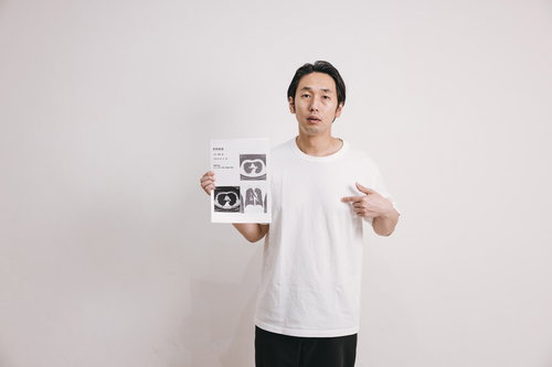 肺のCT検査画像を指差す男性