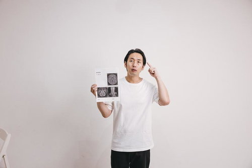 脳のMRI画像を確認する男性医師による検査結果の診断