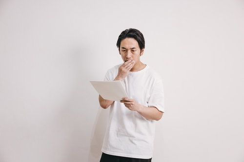 健康診断の結果に要検査があって驚く男性の表情と診断結果