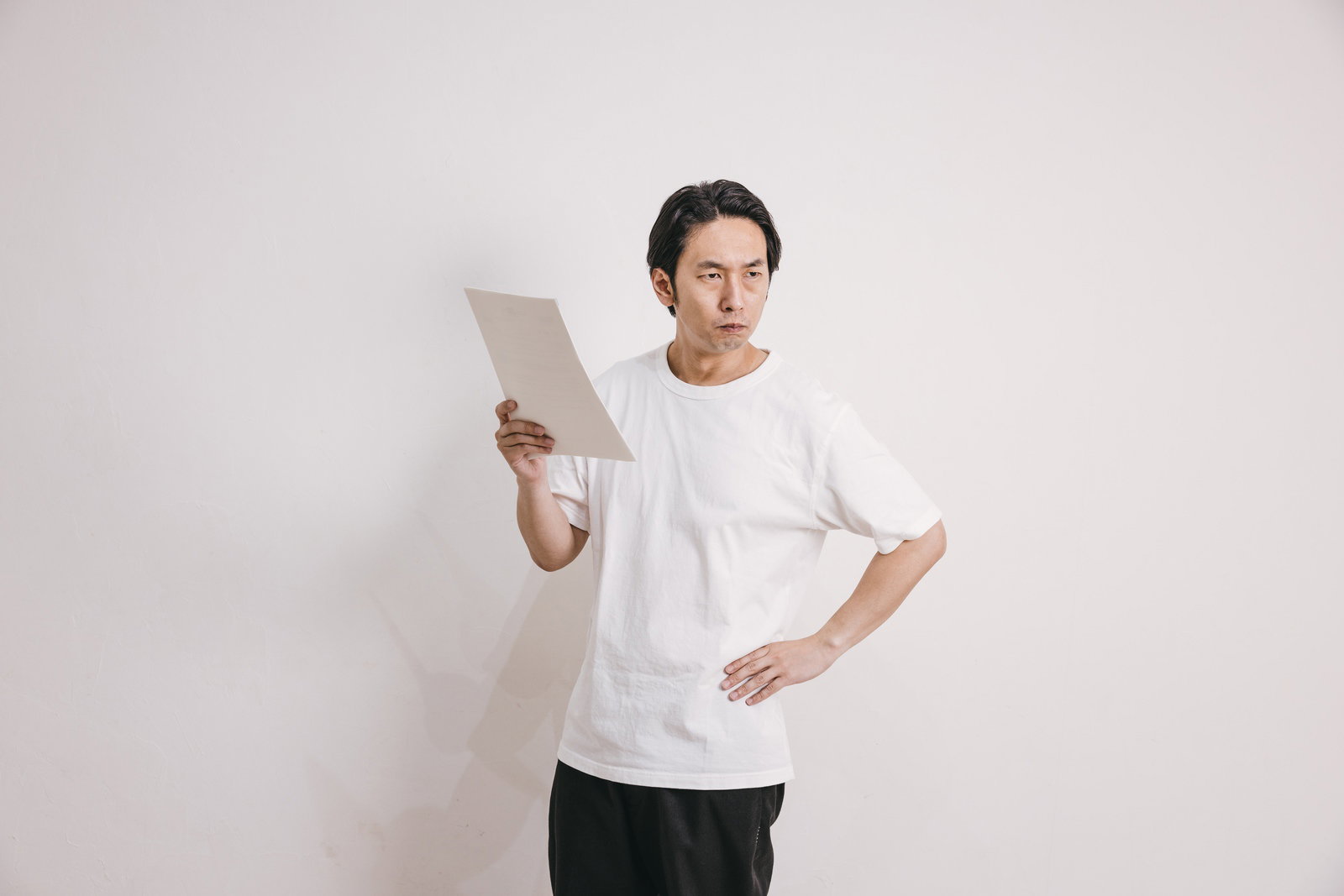 再検査結果に憤る男性（室内）［モデル：大川竜弥］