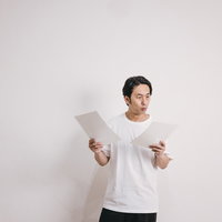 健康診断で要検査の判定を受けて驚く男性の表情の写真
