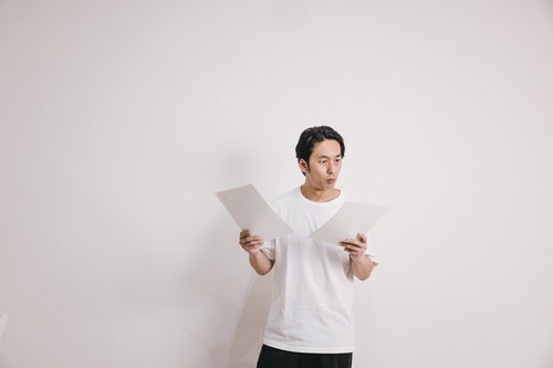 健康診断で要検査の判定を受けて驚く男性の表情