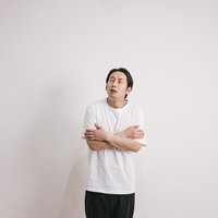 寒気がするブルブル・・・白いシャツの男性が腕組みで体を温めるの写真