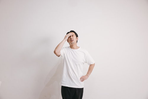 頭痛で困っている男性の症状と体調不良の表現