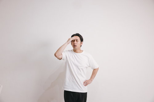 頭がズキズキ痛む男性の頭痛症状と体調不良