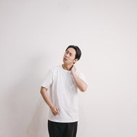 首の後ろにひどい痛みがある男性の肩こりと首の痛みの写真