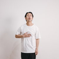 みぞおちが痛い男性の体調不良の写真