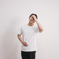 頭が割れるように痛い男性の体調不良の写真